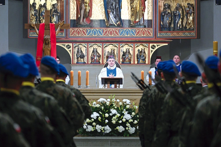 Kompania honorowa w głównej nawie świątyni.