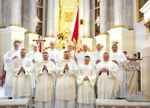 Alumni V roku wyświęceni w chełmskiej bazylice z biskupem i kapłanami.