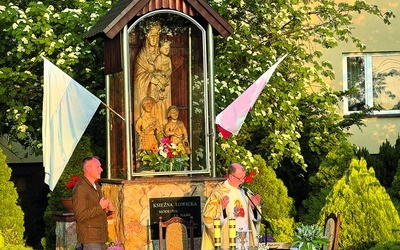 Przy kapliczce Księżnej Łowickiej Mszę św. sprawował ks. Zbigniew Przerwa.