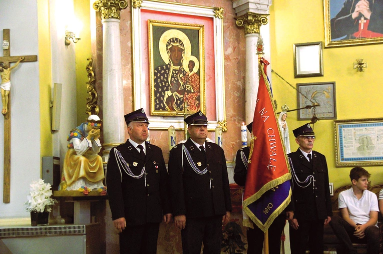 W parafii w Iłowie 3 maja uroczyście składano hołd Matce Bożej.