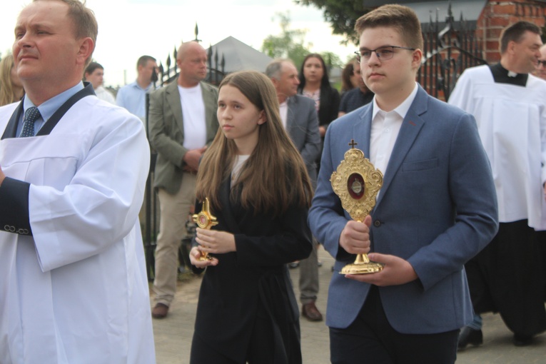 Młodzież wniosła do kościoła relikwie swych świętych rówieśników: św. Stanisława Kostki i bł. Carla Acutisa.
