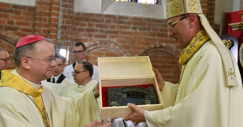 Haki do łodzi i most z trzema przęsłami