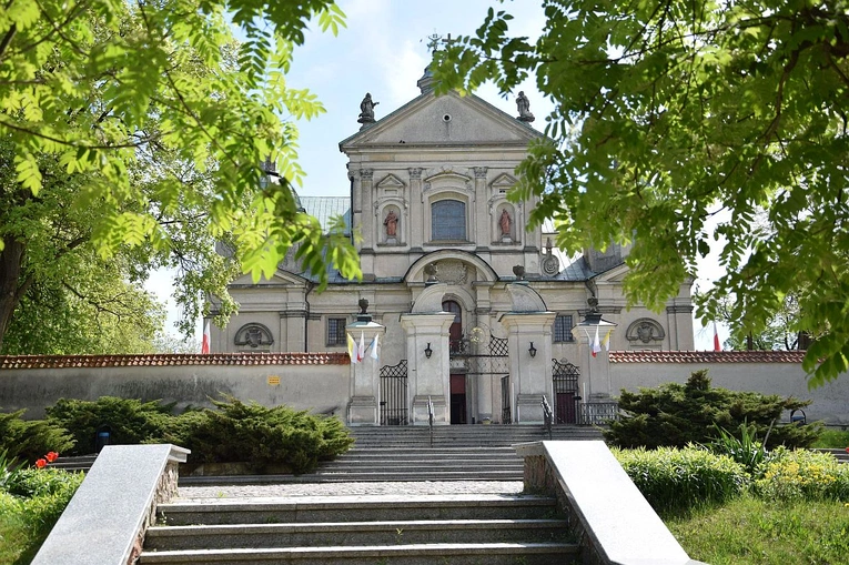 Widok na bazylikę MB Świętorodzinnej w Studziannie