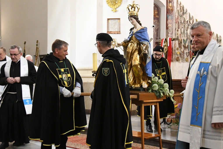 Procesja z zabytkową figurą Matki Bożej Łaskawej