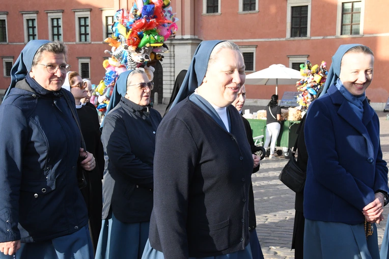Procesja z zabytkową figurą Matki Bożej Łaskawej