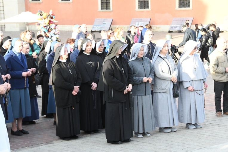 Procesja z zabytkową figurą Matki Bożej Łaskawej