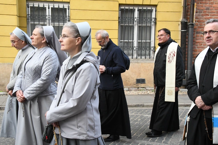 Procesja z zabytkową figurą Matki Bożej Łaskawej