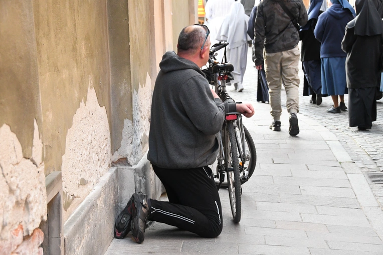 Procesja z zabytkową figurą Matki Bożej Łaskawej