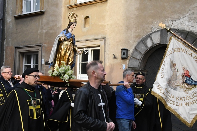 Procesja z zabytkową figurą Matki Bożej Łaskawej