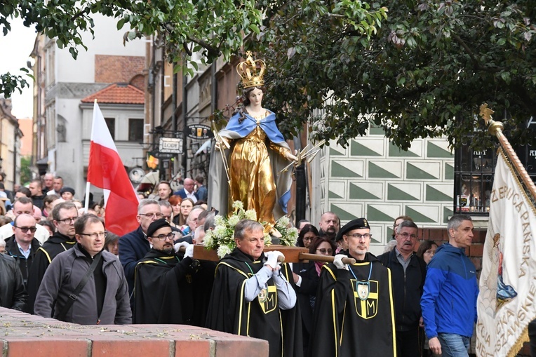 Procesja z zabytkową figurą Matki Bożej Łaskawej