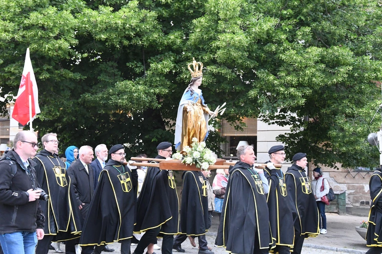 Procesja z zabytkową figurą Matki Bożej Łaskawej
