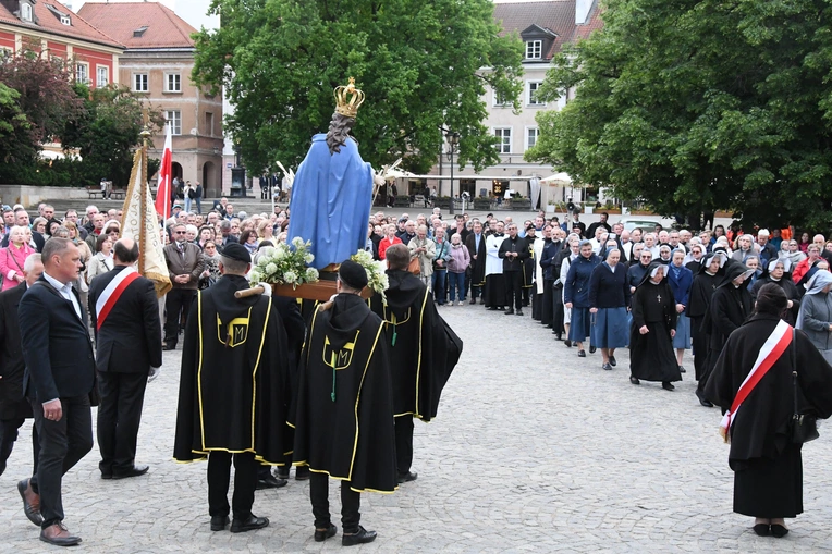 Procesja z zabytkową figurą Matki Bożej Łaskawej