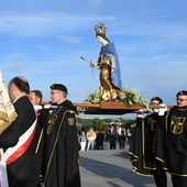 Procesja z zabytkową figurą Matki Bożej Łaskawej