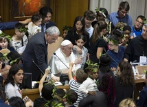 Franciszek w dialogu z dziećmi: szczęście to życie w pokoju jak przyjaciele