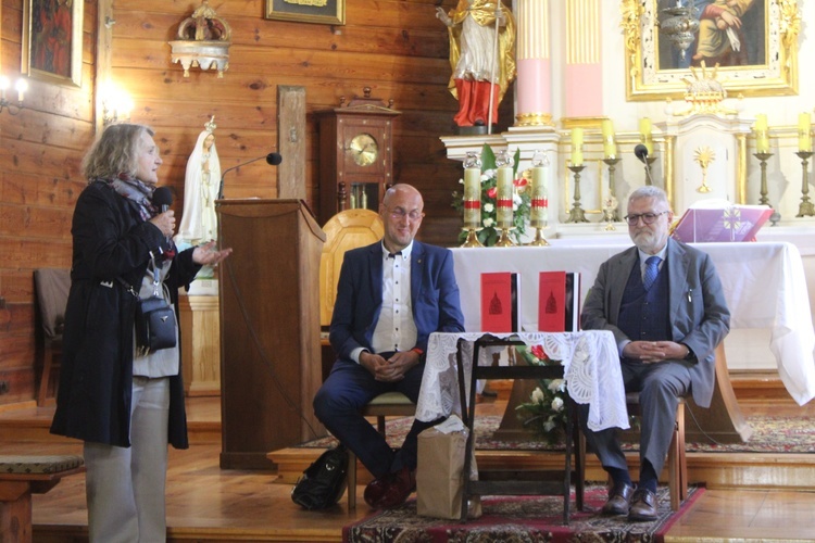 Profesorowie Uniwersytetu Adama Mickiewicza w Poznaniu, Aleksander Wojciech Mikołajczak i Rafał Dymczak, zaprezentowali książkę "Rzymskim szlakiem Sarbiewskiego". Na zdjęciu: w rozmowie z dr Teresą Kaczorowską, pomysłodawczynią Festiwalu ks. Sarbiewskiego.