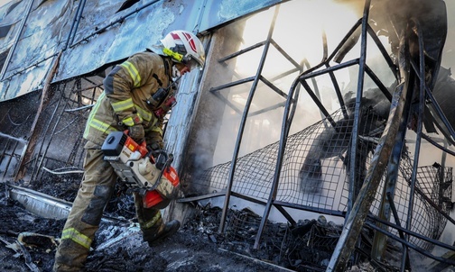 Siemianowice Śląskie. Strażacy wciąż dogaszają pożar składowiska odpadów