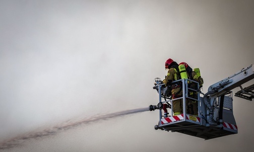 Siemianowice Śląskie. Strażacy wciąż dogaszają pożar składowiska odpadów