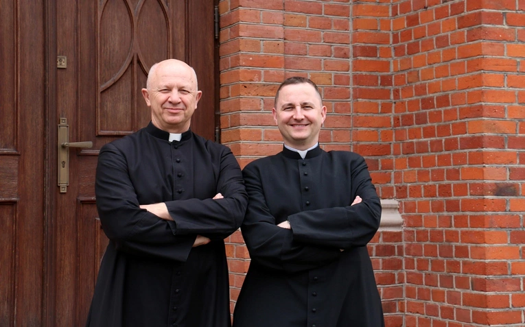 Księża Sławomir Płusa (z lewej) i Wojciech Tkaczyk zapraszają do udziału w przygotowanych wydarzeniach.