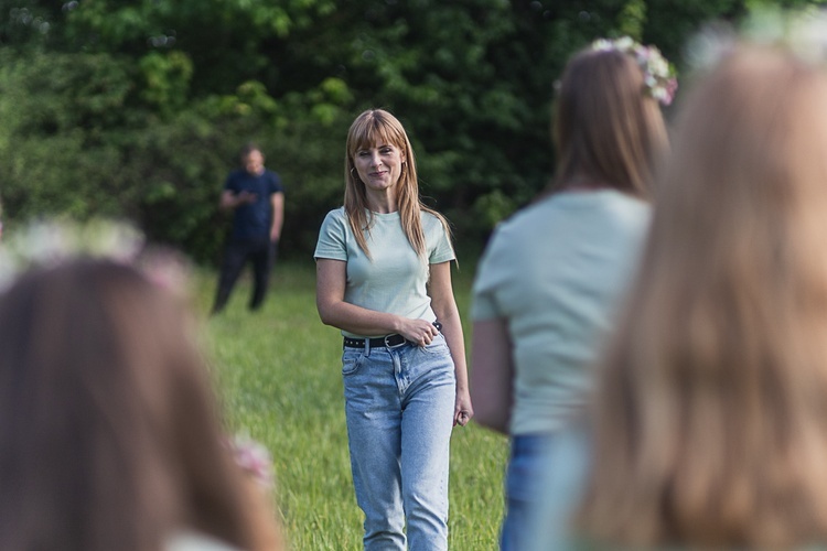 Na planie teledysku "Być jak Ty" scholi wNIEBOgłosy