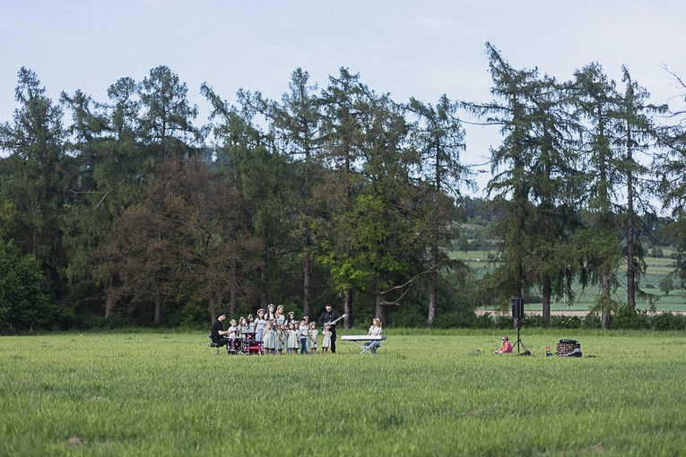 Na planie teledysku "Być jak Ty" scholi wNIEBOgłosy