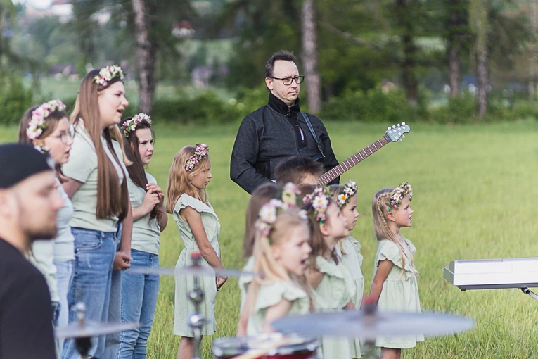 Na planie teledysku "Być jak Ty" scholi wNIEBOgłosy