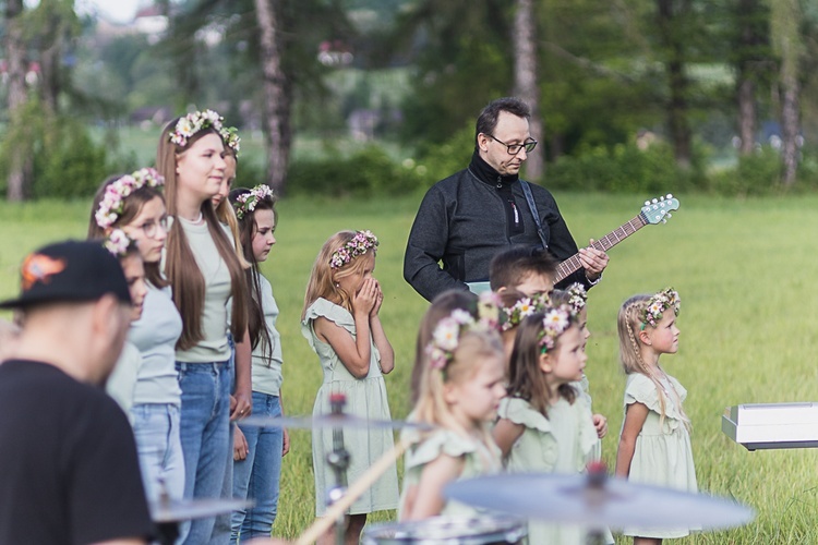 Na planie teledysku "Być jak Ty" scholi wNIEBOgłosy