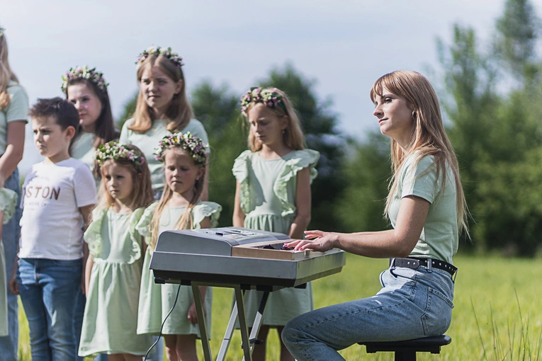 Na planie teledysku "Być jak Ty" scholi wNIEBOgłosy