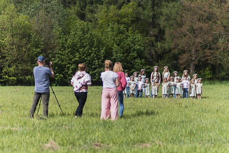 Na planie teledysku "Być jak Ty" scholi wNIEBOgłosy