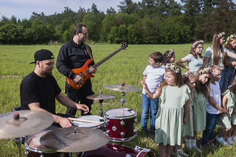 Na planie teledysku "Być jak Ty" scholi wNIEBOgłosy