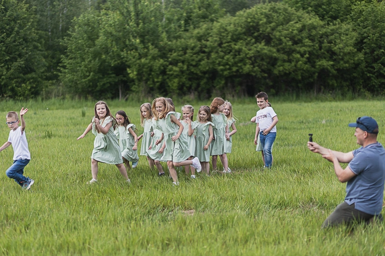 Na planie teledysku "Być jak Ty" scholi wNIEBOgłosy
