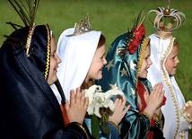 W teledysku dziewczynki wystąpiły przebrane za Maryję w wizerunkach Matki Bożej Fatimskiej, Ostrobramskiej, Niepokalanej i z Gudadalupe.