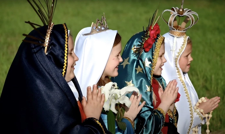 Na planie teledysku "Być jak Ty" scholi wNIEBOgłosy