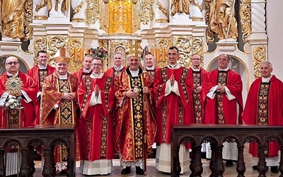 Bohaterowie uroczystości z biskupami i kapłanami towarzyszącymi im w drodze powołania.