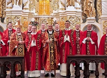 Bohaterowie uroczystości z biskupami i kapłanami towarzyszącymi im w drodze powołania.