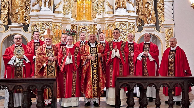 Bohaterowie uroczystości z biskupami i kapłanami towarzyszącymi im w drodze powołania.