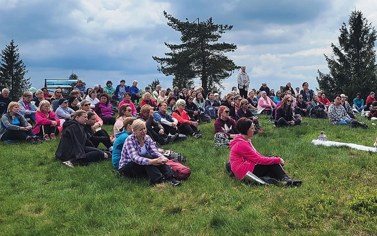 Uczestniczki rajdu górskiego u celu.
