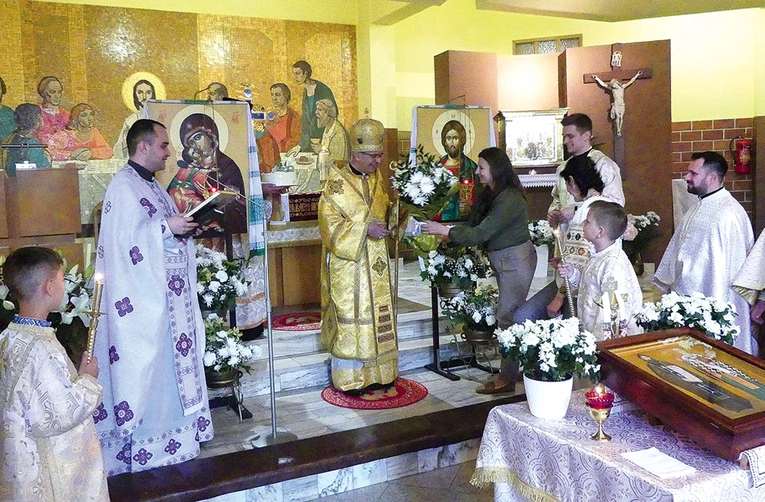 Metropolita warszawsko-przemyski z ks. Dmytro Fedlyukiem (z lewej) i parafianami.