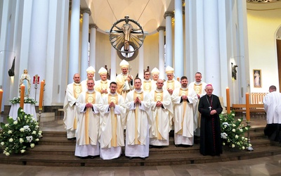Neoprezbiterzy z katowickimi biskupami oraz formatorami WŚSD.