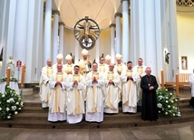 Neoprezbiterzy z katowickimi biskupami oraz formatorami WŚSD.