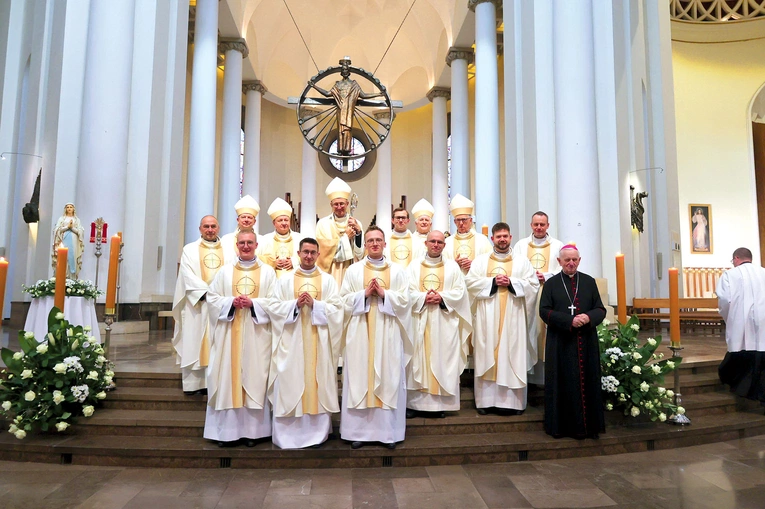 Neoprezbiterzy z katowickimi biskupami oraz formatorami WŚSD.