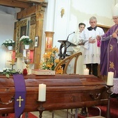 Bp Zadarko przewodniczył obrzędom pogrzebowym.