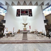 Ołtarz główny z Duchem Świętym w postaci gołębicy.