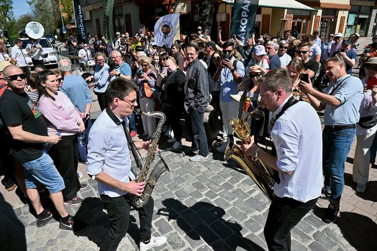 Artyści z Dizzy Boyz Brass Band wykonali na Krupówkach wiele znanych hitów.