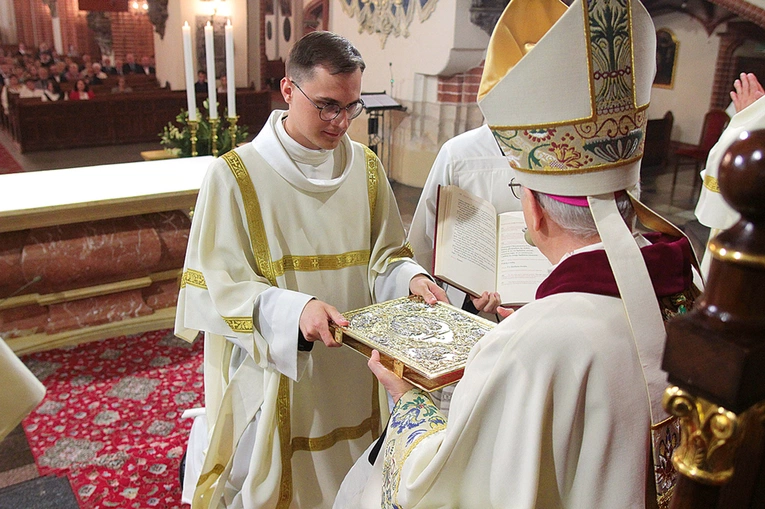 Obrzęd przekazania księgi Ewangelii.