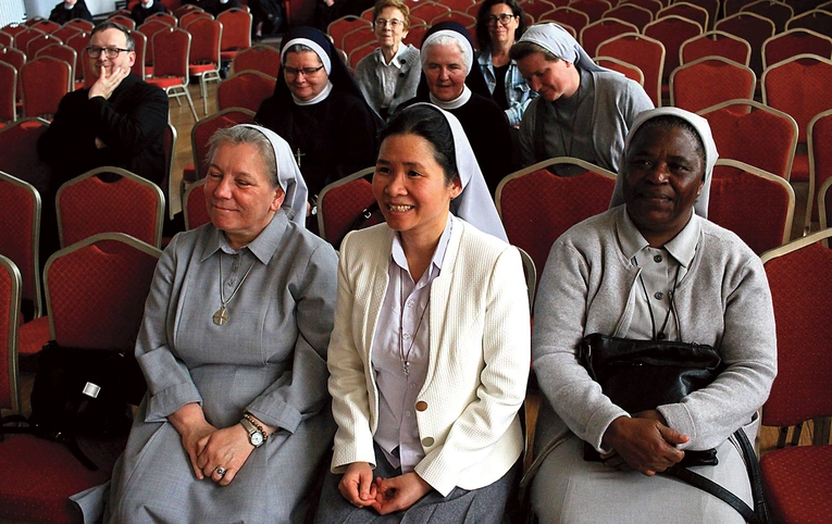 S. Rose Tcheza (z prawej) i s. Teresa Bui Thi Le (w środku)  w Domu Pielgrzyma.