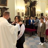 Ks. kan. dr Piotr Grzywaczewski nałożył krzyże tym, którzy w zgromadzeniu liturgicznym będą proklamowali słowo Boże.