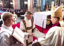 	Moment wręczenia księgi Ewangelii, podczas której biskup wypowiada słowa: „Przyjmij Chrystusową Ewangelię, której głosicielem się stałeś; wierz w to, co będziesz czytać, nauczaj tego, w co uwierzysz, i pełnij to, czego będziesz nauczać”.