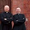 Księża Sławomir Płusa (z lewej) i Wojciech Tkaczyk zapraszają do udziału w przygotowanych wydarzeniach.