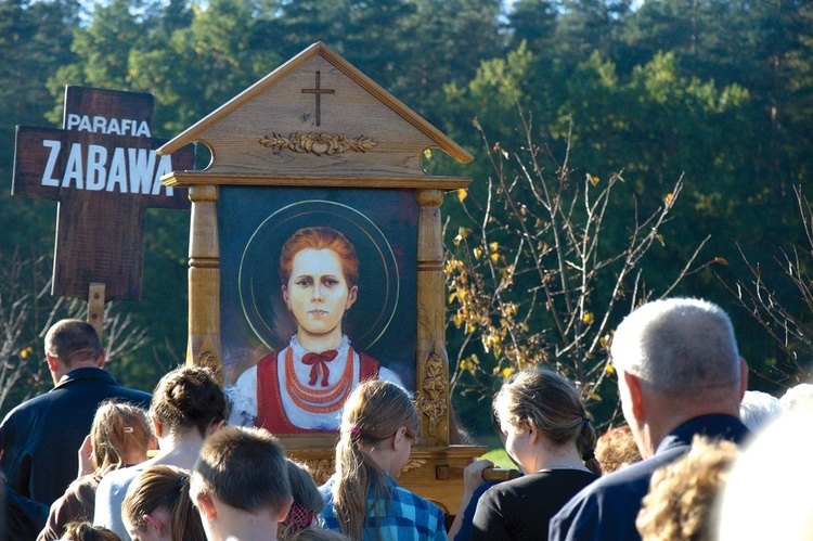 	Od lat każdego 18. dnia miesiąca w Wał Rudzie za i z bł. Karoliną drogą jej męczeństwa podąża mnóstwo ludzi.