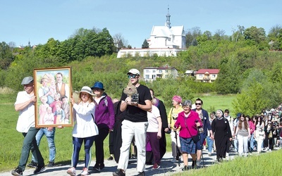 Pielgrzymom w drodze towarzyszyły relikwie i portret bł. rodziny Ulmów.